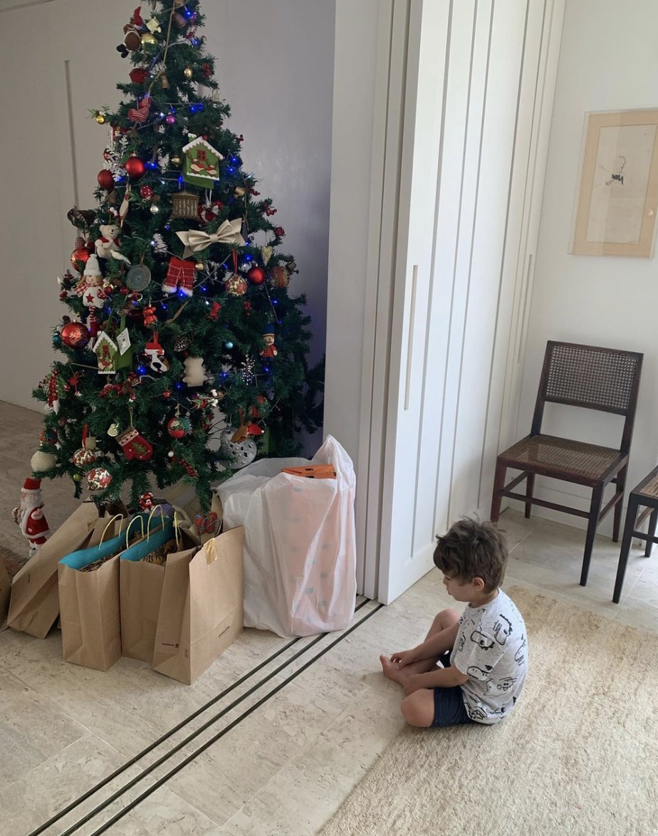 Carmo Dalla Vecchia mostra filho triste olhando os presentes de natal:  'Erro' | Gente | O Globo