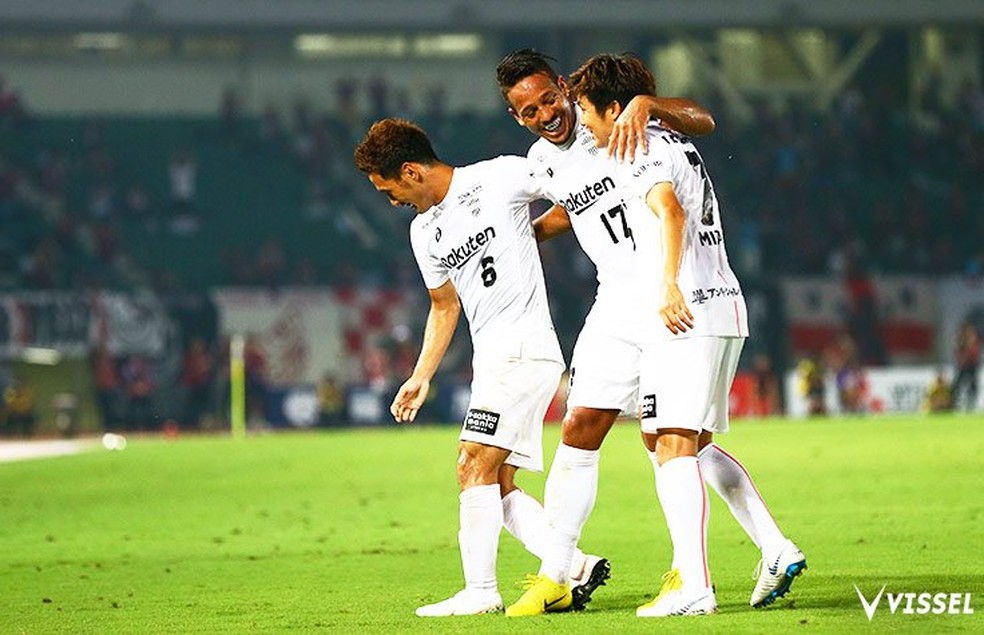 Wellington Tanque, ao centro, marcou o gol da vitória da nova equipe de Iniesta — Foto: Divulgação