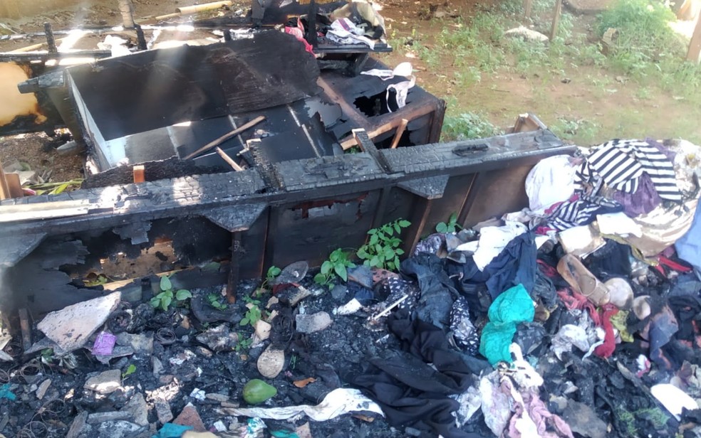 Guarda roupas e todas as roupas da mulher foram queimados, em Anápolis — Foto: Divino Costa/TV Anhanguera