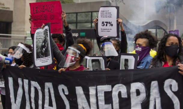 Manifestação em São Paulo com representantes do movimento negro