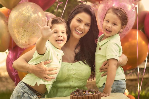 Andressa Suita mostra fotos de aniversário com os filhos: