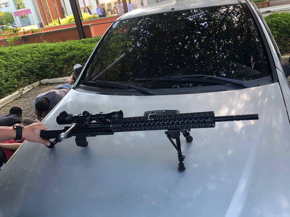 O fuzil, de calibre 5,56 estava na mala do carro do policial militar â€” Foto: DivulgaÃ§Ã£o