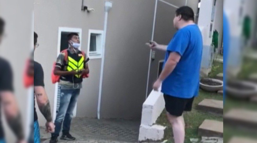 Condomínio onde motoboy sofreu ofensas racistas coloca faixa de repúdio contra morador: 'Não compactuam'