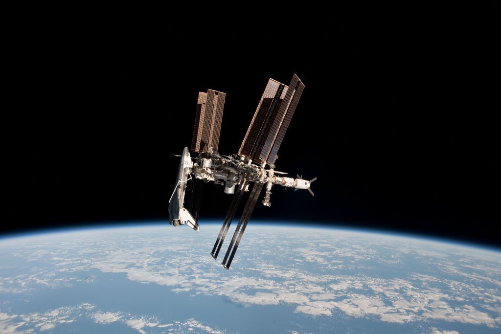 Satélite visto do espaço; especialista alerta que colisões espaciais podem se tornar cada vez mais frequentes  (Foto: Handout/Getty Images)