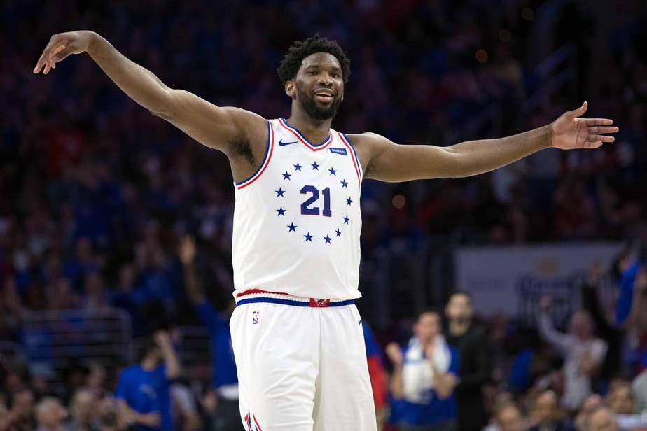 Tocos, rebotes e 33 pontos contra os Raptors dÃ£o a Embiid o destaque da semana da NBA