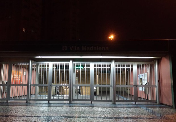 Terminal de metrô Pinheiros, no Largo da Batata, fechado devido à greve em São Paulo (Foto: Barbara Bigarelli/Editora Globo)