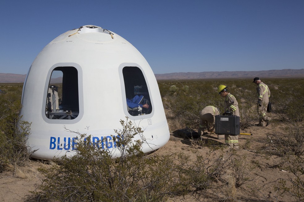 Seis passageiros serão inseridos em cápsula na ponta de foguete da Blue Origin (Foto: HO/Blue Origin/AFP )