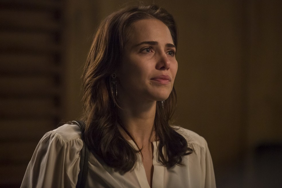 Rosa fica arrasada e tenta pedir o perdão do marido — Foto: TV Globo