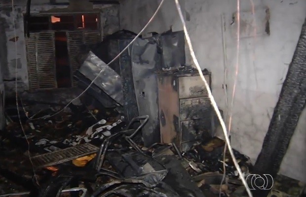 Chamas causaram estragos em cerca de 40% do Cmei, dizem bombeiros (Foto: Reprodução/TV Anhanguera)