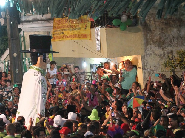 Com celulares nas mãos, os apaixonados registram o gigante de Olinda (Foto: Aldo Carneiro / Pernambuco Press)