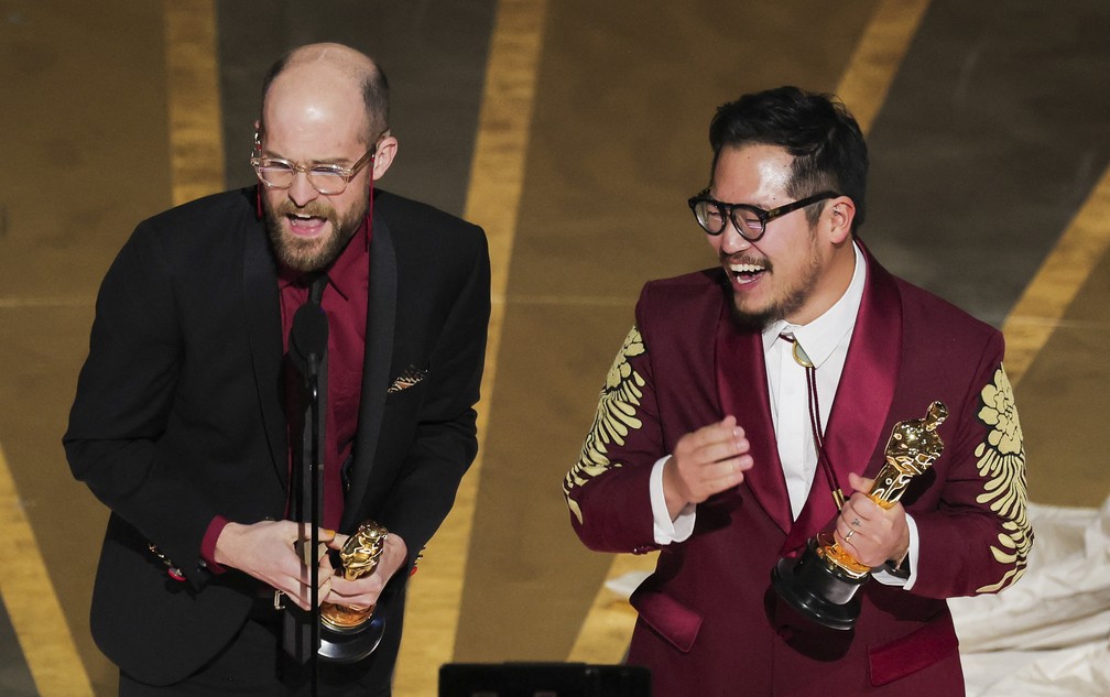 Daniel Kwan e Daniel Scheinert, diretores e roteiristas de 'Tudo em todo lugar ao mesmo tempo', ganham o Oscar de melhor roteiro — Foto: REUTERS/Carlos Barria