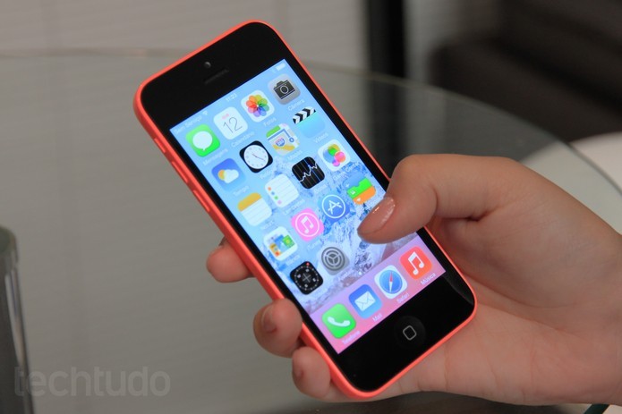 iPhone 5C oferece uma tela de 4 polegadas (Foto: Isadora Díaz/TechTudo) (Foto: iPhone 5C oferece uma tela de 4 polegadas (Foto: Isadora Díaz/TechTudo))