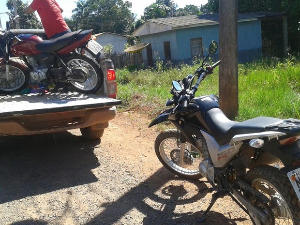 Policiais civis e militares conseguiram recuperar duas motos furtadas pela dupla (Foto: Polícia Civil/Divulgação)