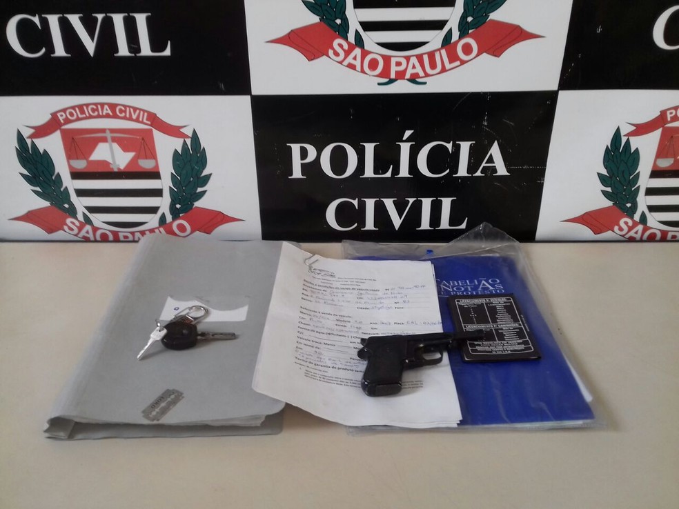 Pistola foi apreendida pela polícia em Itapetininga (Foto: Divulgação/Polícia Civil)