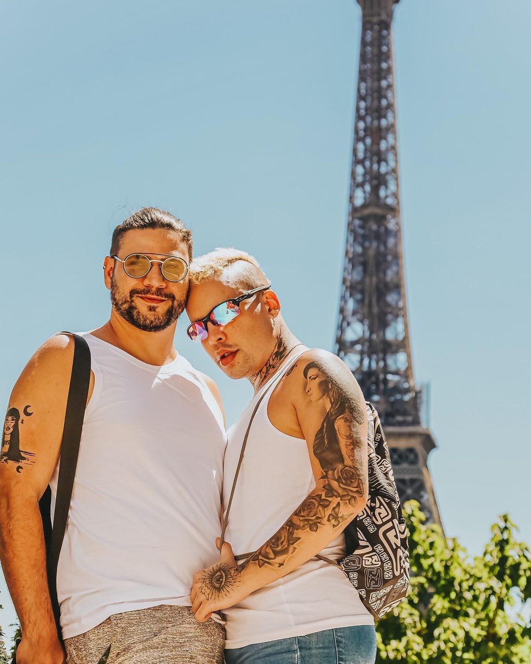 Gloria Groove posou para foto na Torre Eiffel ao lado do marido (Foto: Reprodução/Instagram)