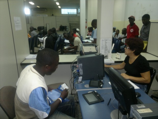 Haitiano é atendido no Ministério do Trabalho (Foto: Yuri Marcel/G1)