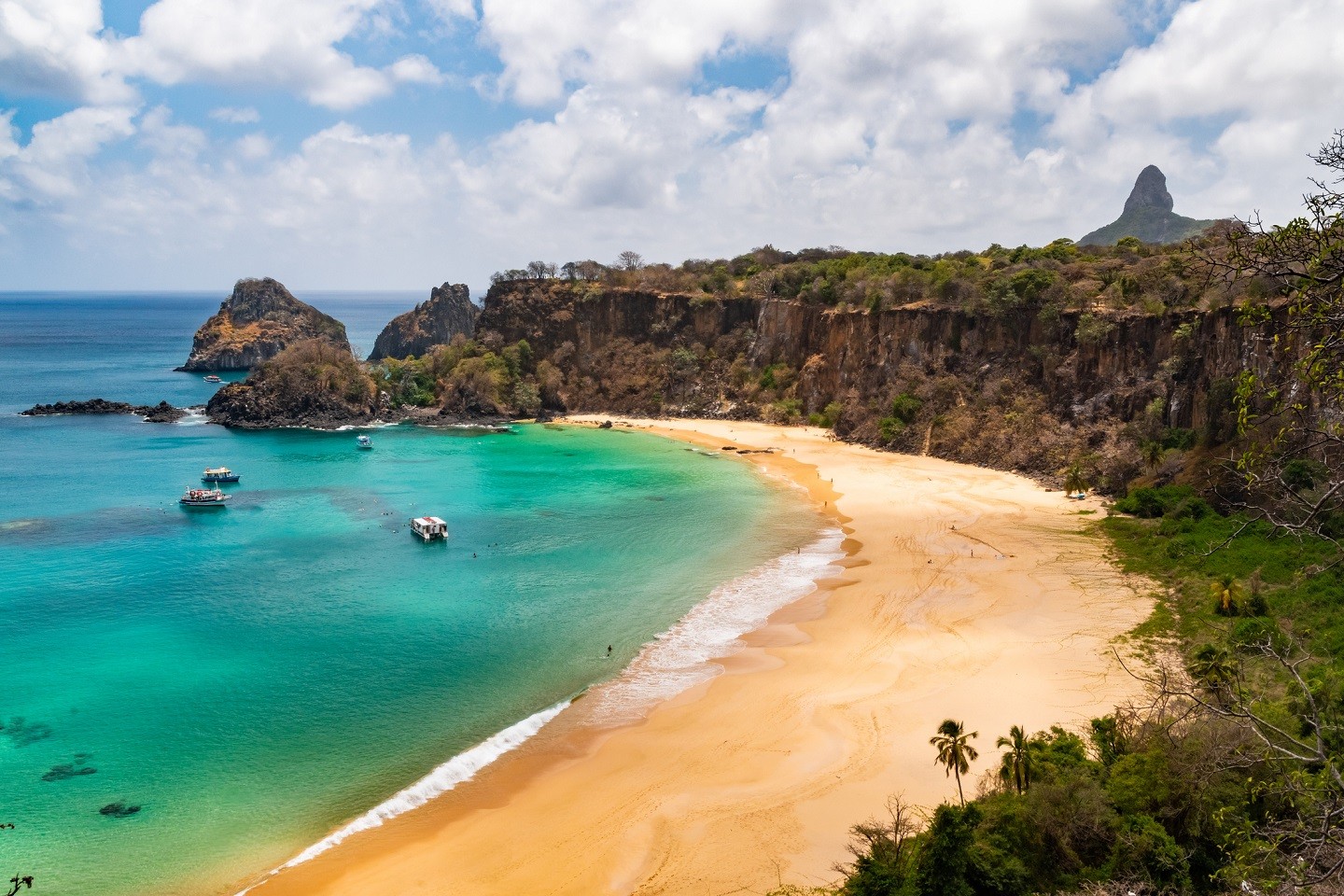 From the Golfinho-Sancho trail, it is possible to not only see the famous Sancho beach, and some of the slightly over 200 steps on the eastern side, but also see two of the more famous landmarks of Fernando de Noronha: O Pico, which is the highest point,  (Foto: Getty Images)