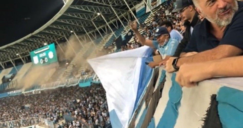 Momento em que as cinzas so espalhadas por torcedor no El Cilindro  Foto: Reproduo/Twitter
