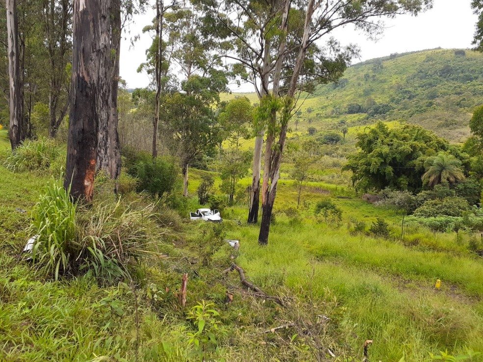 Carro saiu da pista da BR-040 e caiu em uma ribanceira — Foto: Corpo de Bombeiros/ Divulgação