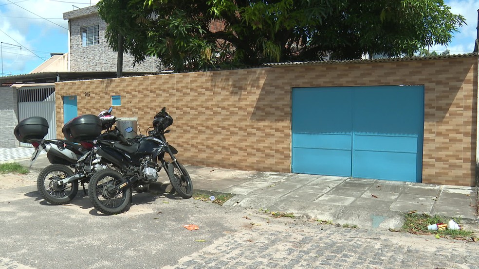 O homem de 76 anos e a mulher, de 65, foram achados mortos dentro de casa, na Rua 17 — Foto: Reprodução/TV Globo