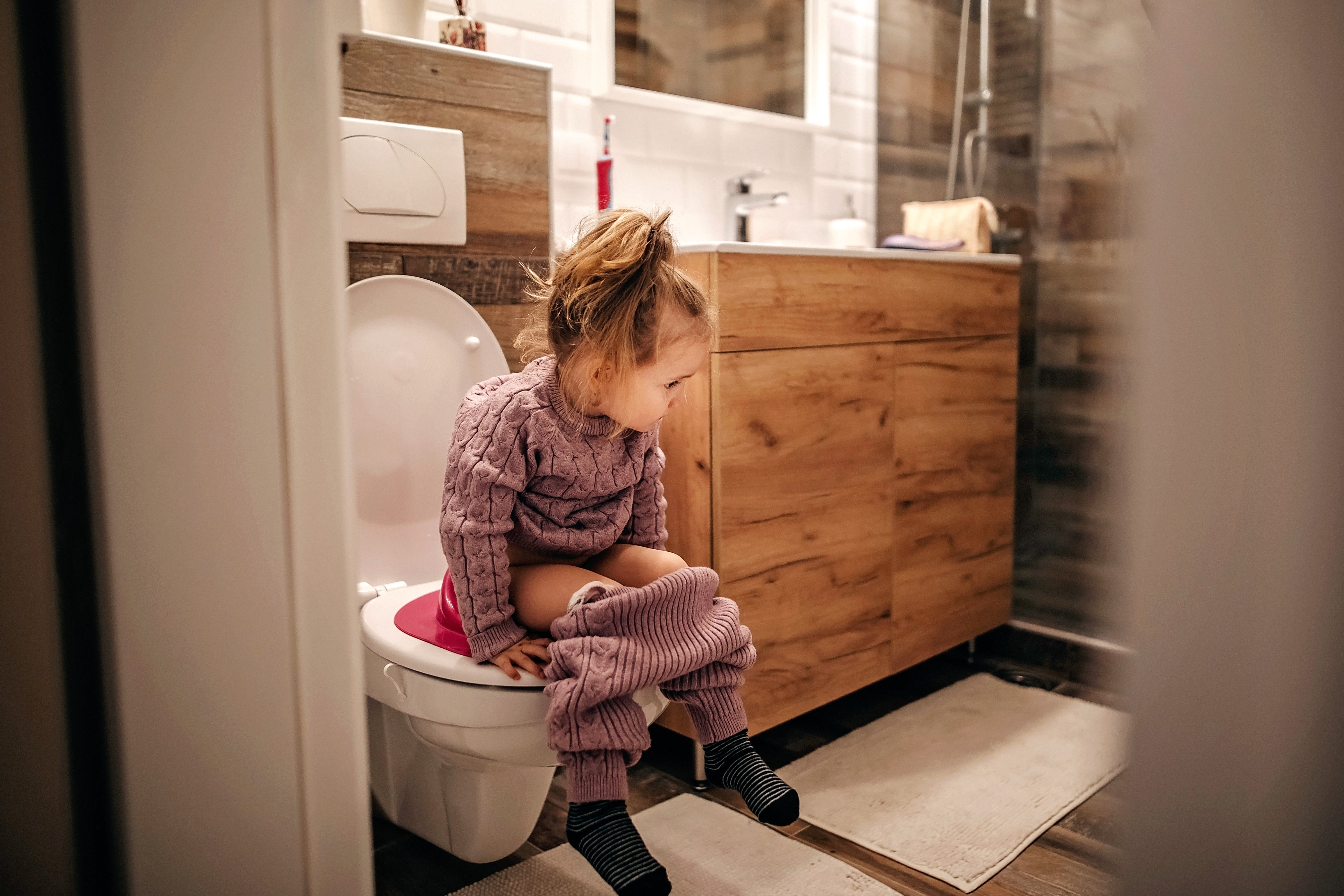Criança usando o banheiro  (Foto: Getty Images)