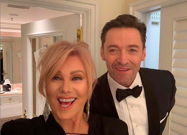 Hugh Jackman ajuda fã em pedido de casamento e faz 