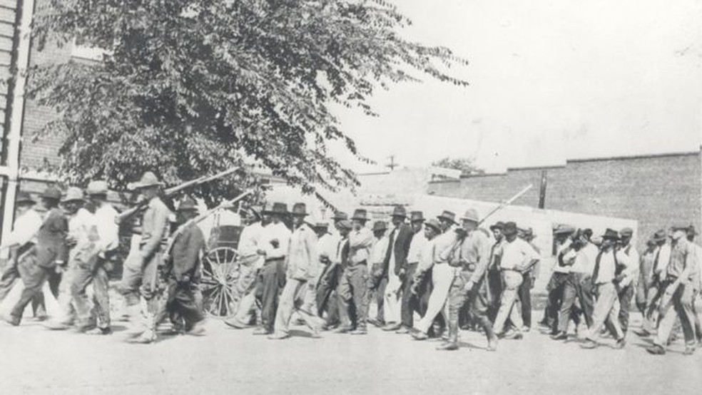 Guarda nacional com negros detidos após o massacre — Foto: OKLAHOMA HISTORICAL SOCIETY via BBC