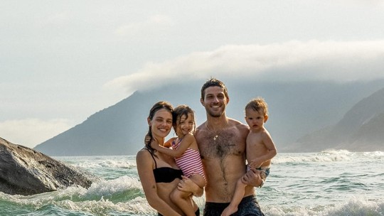 Laura Neiva exibe dia de praia com a família