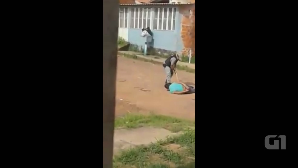 Em vídeo, policial aparece dando pauladas em homem algemado (Foto: Reprodução)