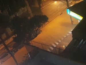 Na Tijuca, a esquina da Rua Dr. Otávio Kelly com General Espírito Santo Cardoso fica alagada. (Foto: Lílian Estrella/Arquivo pessoal)