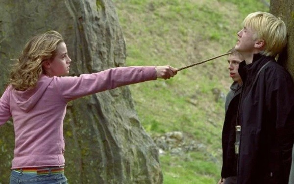 Tom Felton e Emma Watson em cena da franquia Harry Potter (Foto: Reprodução)