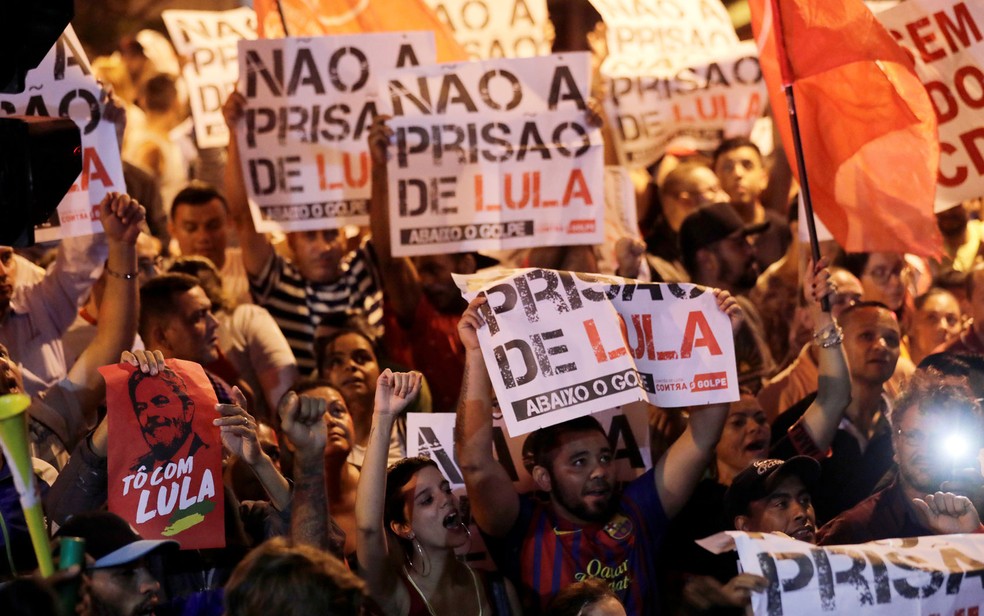 Apoiadores de Lula protestam contra prisÃ£o em frente ao Sindicato dos MetalÃºrgicos, em SÃ£o Bernardo do Campo, na noite desta quinta-feira (5) (Foto: Paulo Whitaker/Reuters)