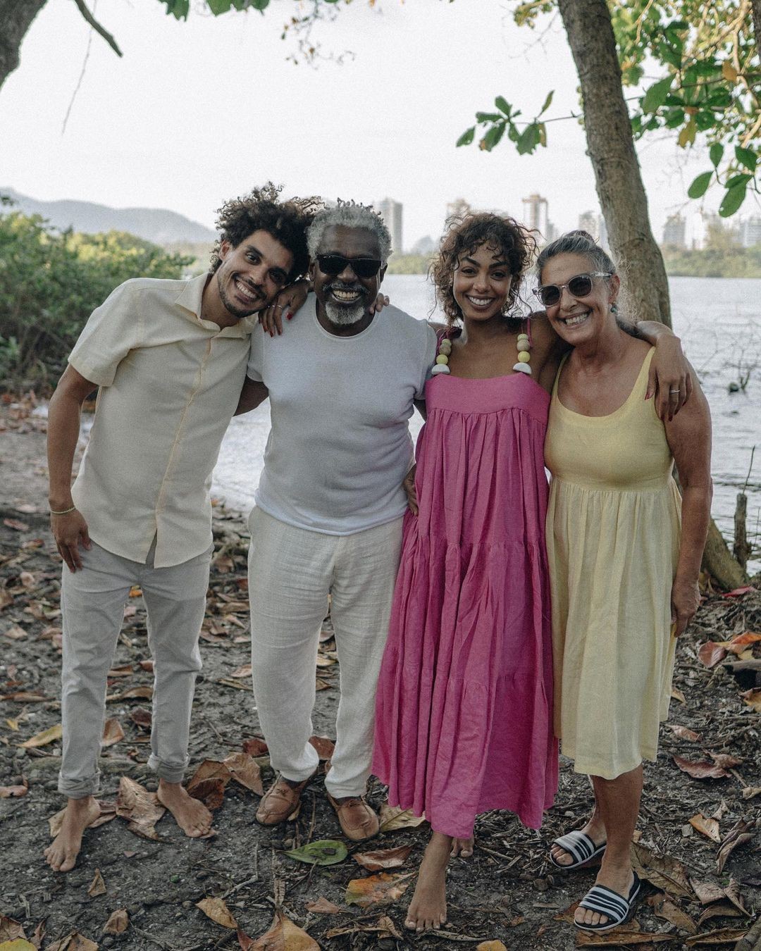 Dandara Mariana com o irmão, Noah, o pai, Romeu Evaristo, e a mãe, Beth (Foto: Reprodução Instagram)
