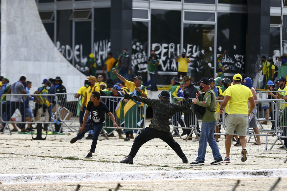Extremistas de direita atiram pedras contra a polícia na Praça dos Três Poderes, em Brasília