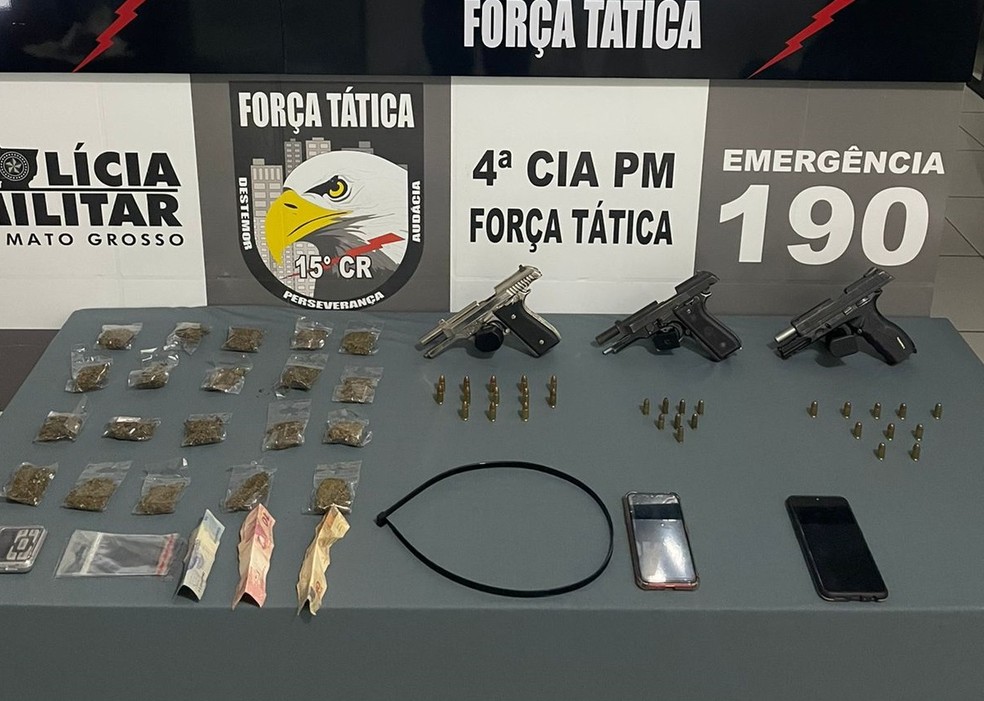 Com eles foram apreendidas três pistolas de calibre 380, 9mm e 765, além de porções de droga. O nome dos suspeitos não foi divulgado pela polícia. — Foto: PMMT