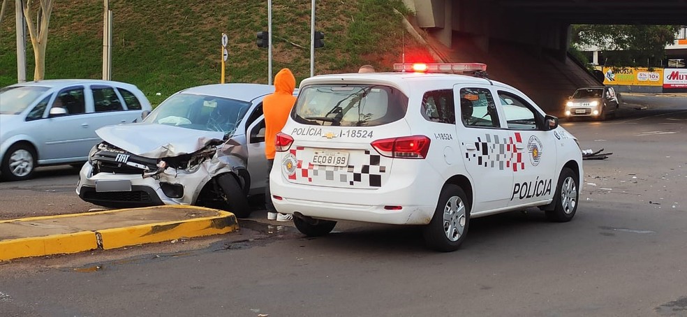 Acidente de trânsito foi registrado no cruzamento das avenidas da Saudade e Joaquim Constantino  — Foto: David de Tarso/TV Fronteira