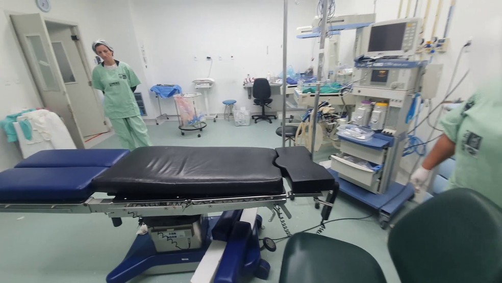 Delegada Bárbara Lomba na sala de cirurgia onde houve o crime: anestesista devia ficar mais perto dos monitores, à direita, e não colado na cabeça da grávida — Foto: Reprodução