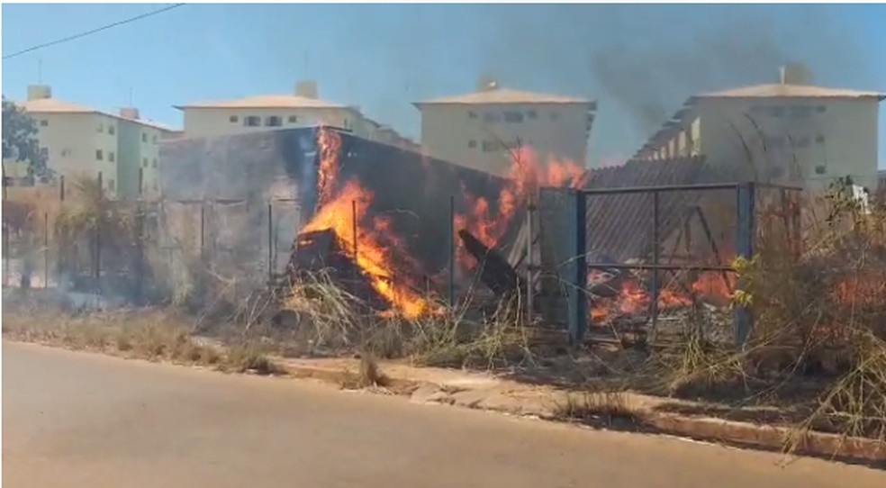 Galpão abandonado pegou fogo na região norte de Palmas — Foto: Reprodução