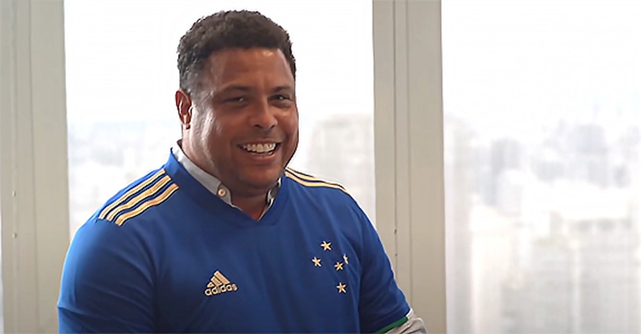 Ronaldo Fenômeno com a camisa do Cruzeiro