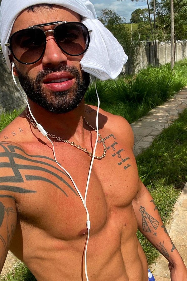 Gusttavo Lima aparece sem camisa nas redes e fãs suspiram (Foto: reprodução/Instagram)