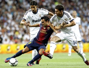 Xavi e Xabi Alonso, Real Madrid x Barcelona (Foto: Agência EFE)