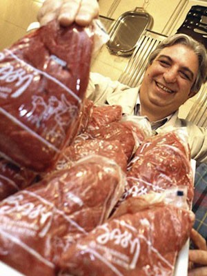 Marcos Bassi (à esq.) exibe peça de carne com a marca de seu açougue no Bixiga; churrasqueiro morreu na tarde deste domingo no Hospital Sírio-Libanês (Foto: Foto: Cleo Velleda/Folhapress)
