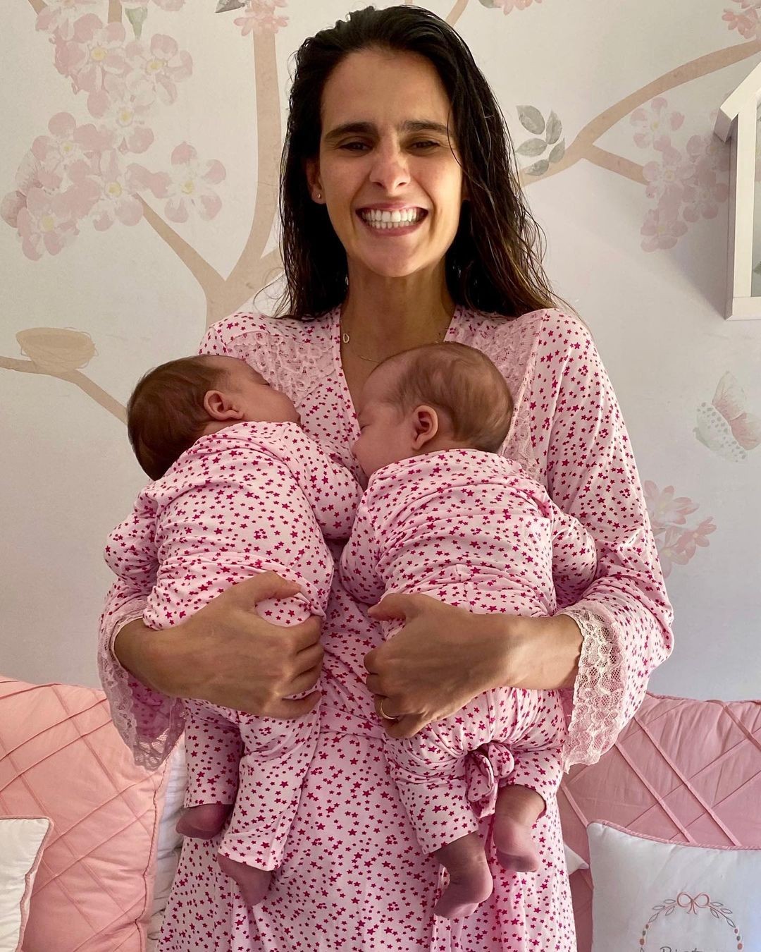Marcella Fogaça e Pietra e Sophia, de apenas 2 meses (Foto: Reprodução/Instagram)