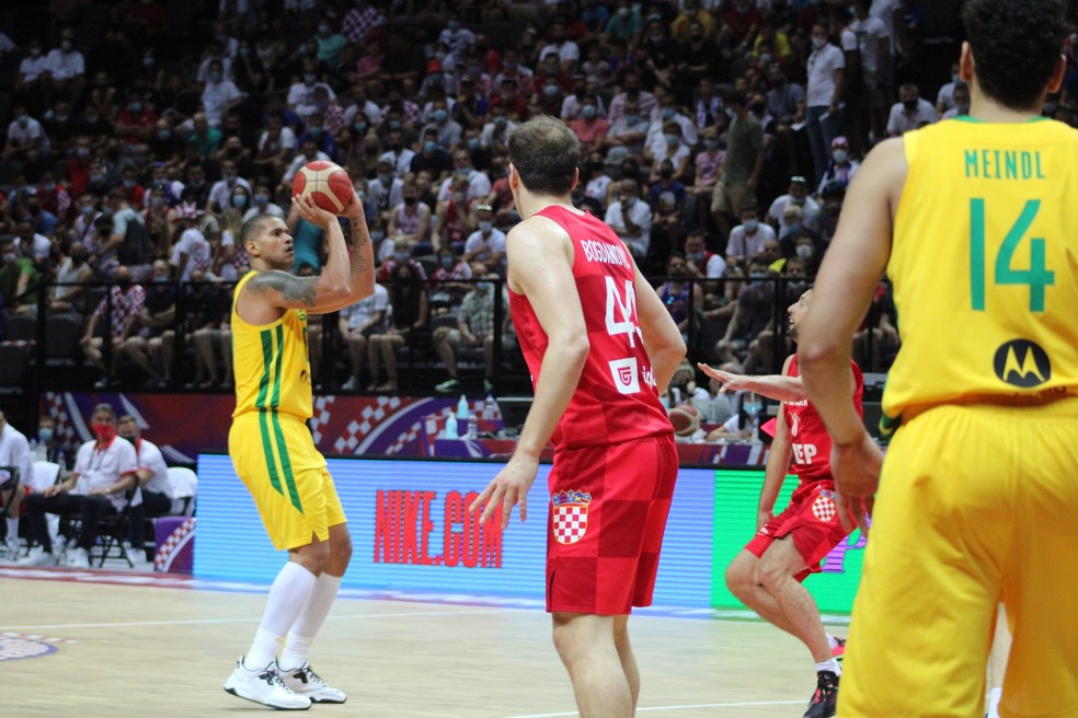 Hettsheimeir tenta o arremesso para o Brasil — Foto: Divulgação/FIBA