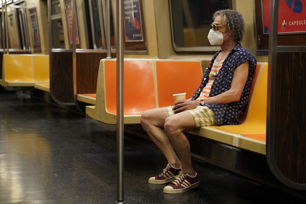 Homem usa máscara ao andar de metrô em Nova York, nos EUA, em 25 de junho. — Foto: Carlo Allegri/Reuters