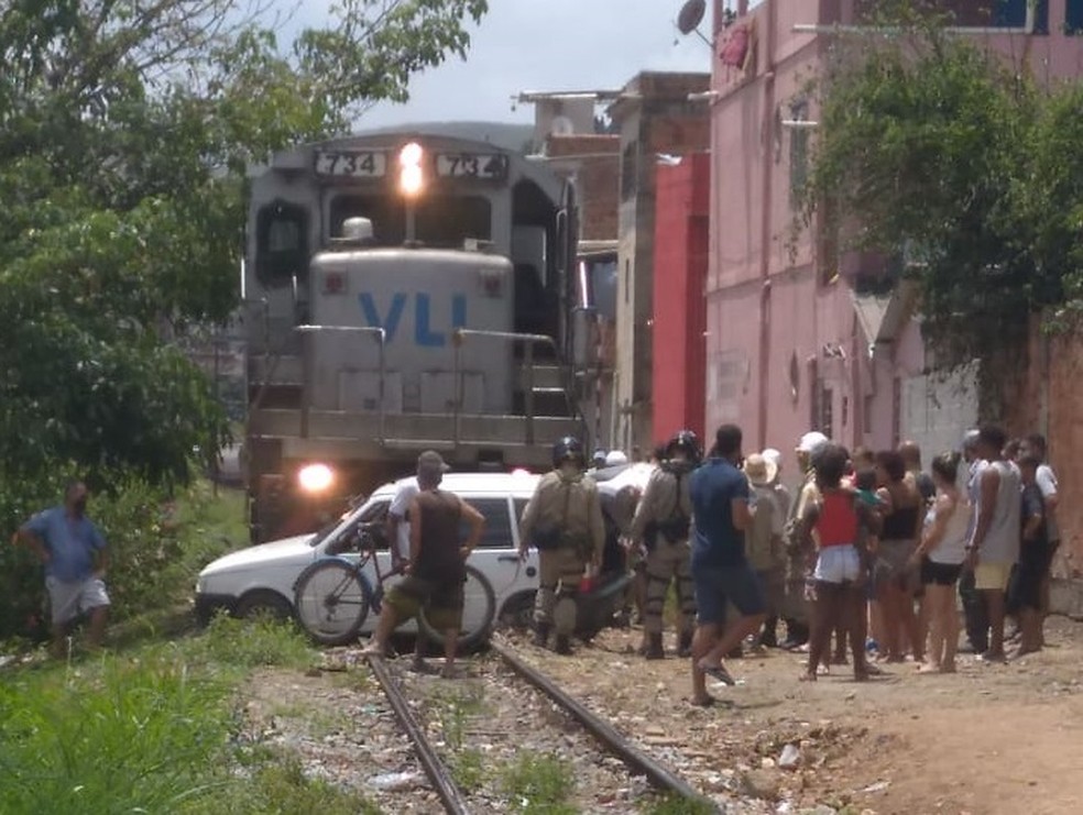 Carro desliga em cima da linha férrea e é atingido por trem em Barra Mansa  | Sul do Rio e Costa Verde | G1