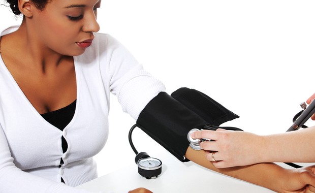 Mulher grávida medindo pressão (Foto: Shutterstock)