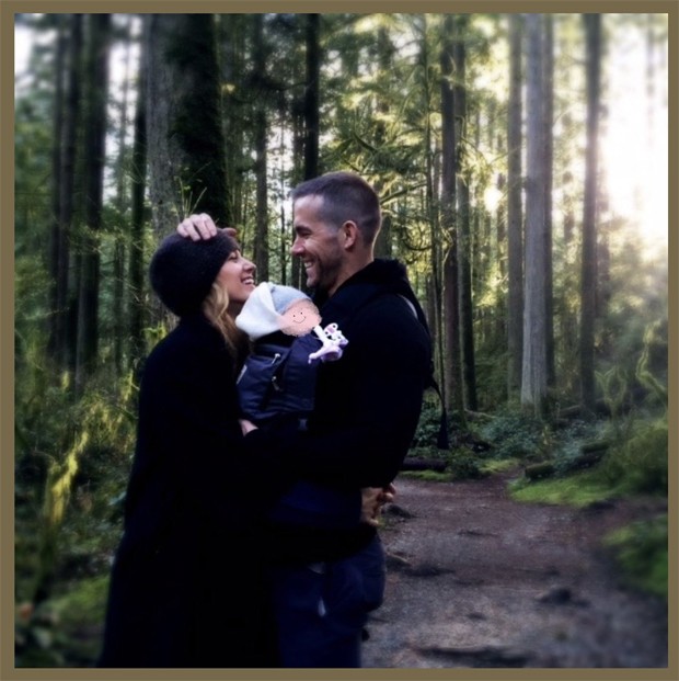Blake Lively e Ryan Reynolds com a filha caçula (Foto: Reprodução/Twitter)