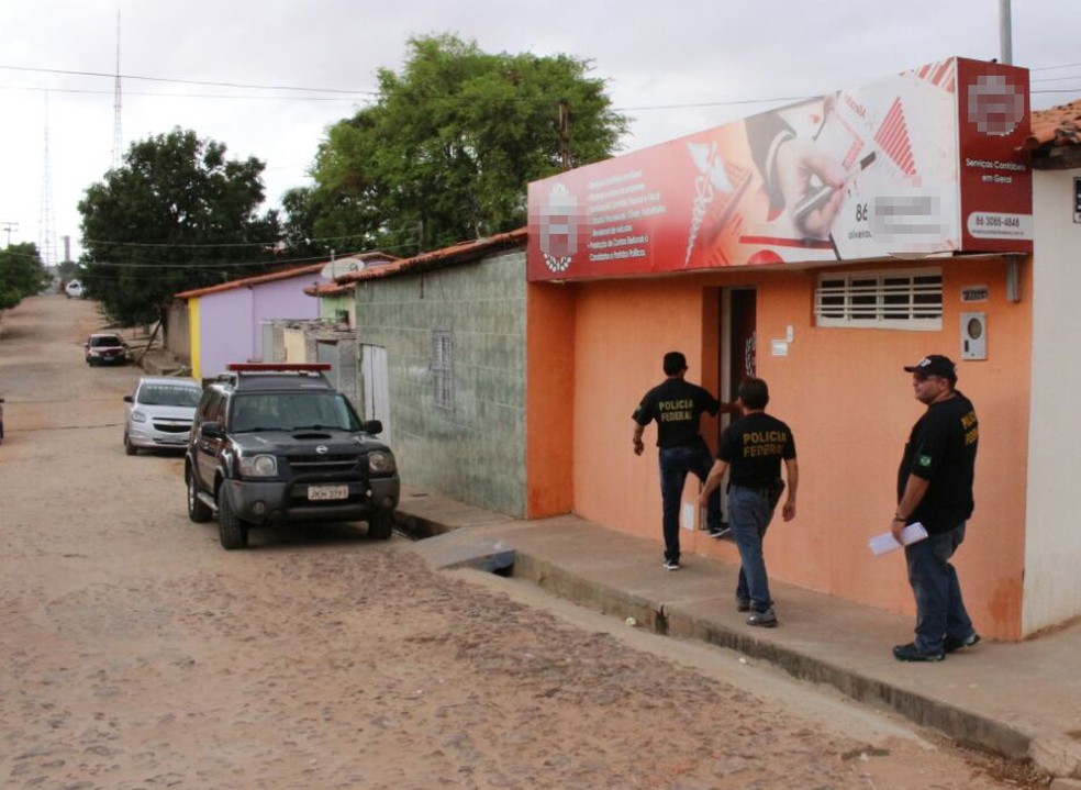Policiais fizeram buscas em um escritório de contabilidade em Teresina (Foto: Junior Feitosa/G1)
