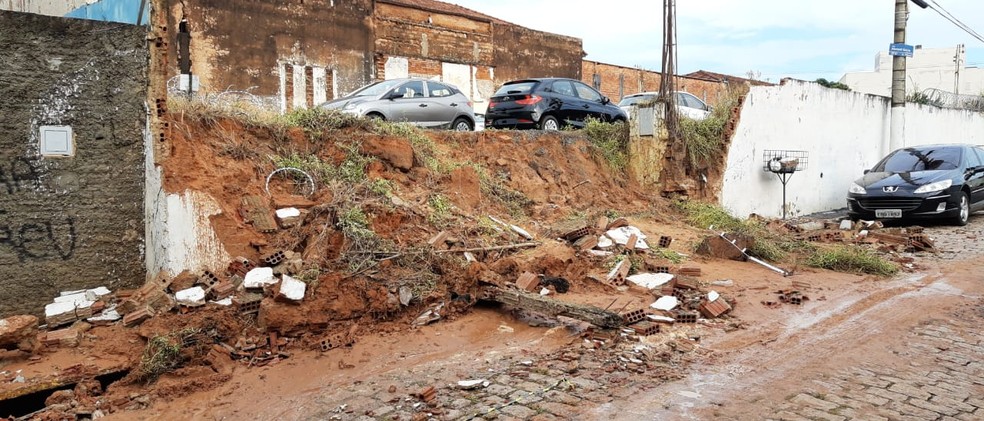 Muro caiu sobre um carro em Bauru  — Foto: Fernando Savioli/ TV TEM 